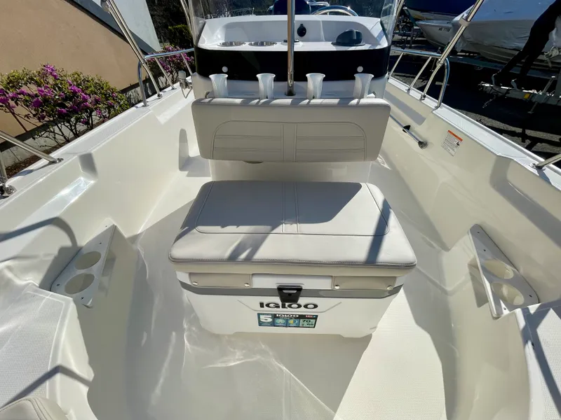 Slide: The Image of Boston Whaler 170 Montauk 2026 - 13
