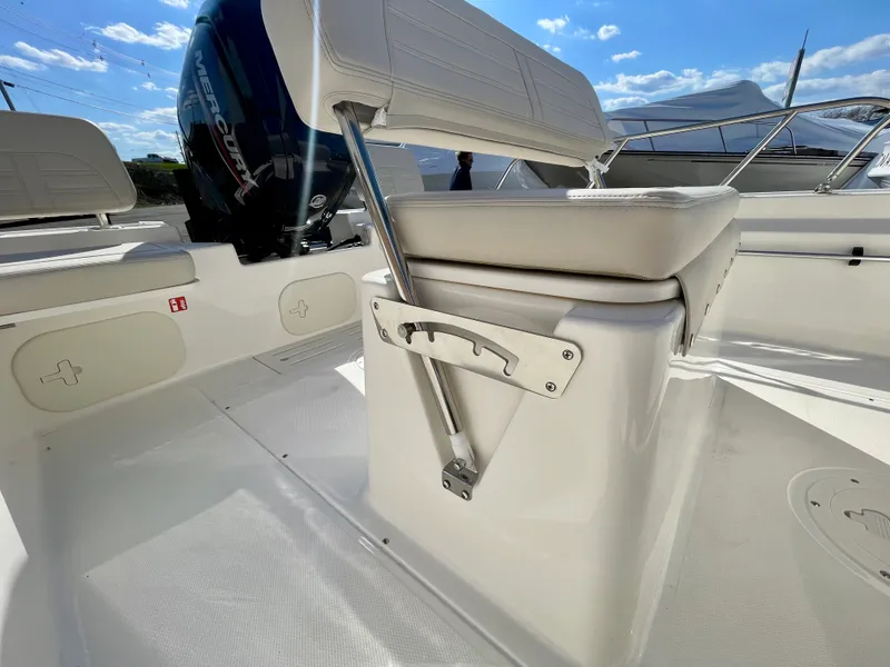 Slide: The Image of Boston Whaler 170 Montauk 2026 - 5
