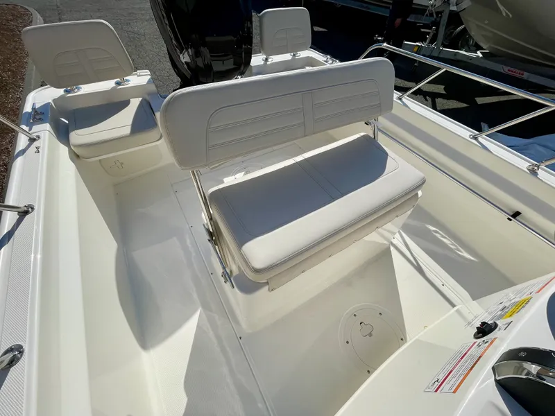 Slide: The Image of Boston Whaler 170 Montauk 2026 - 6