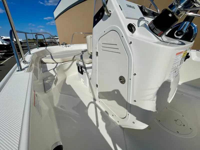 Slide: The Image of Boston Whaler 170 Montauk 2026 - 8