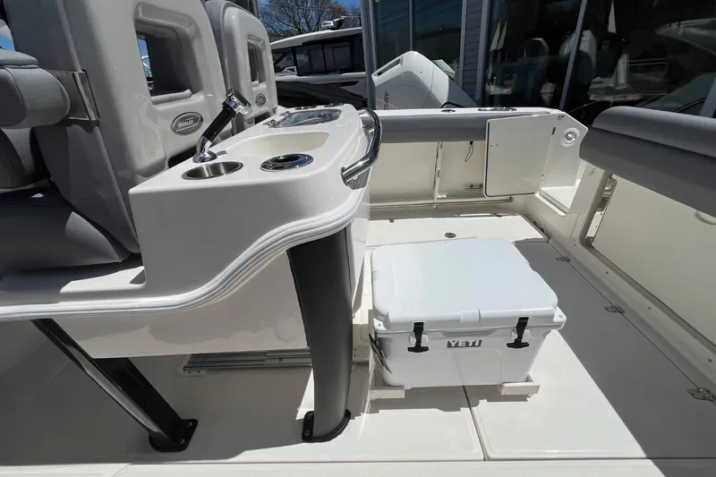 Slide: The Image of Boston Whaler 280 Outrage 2026 - 10