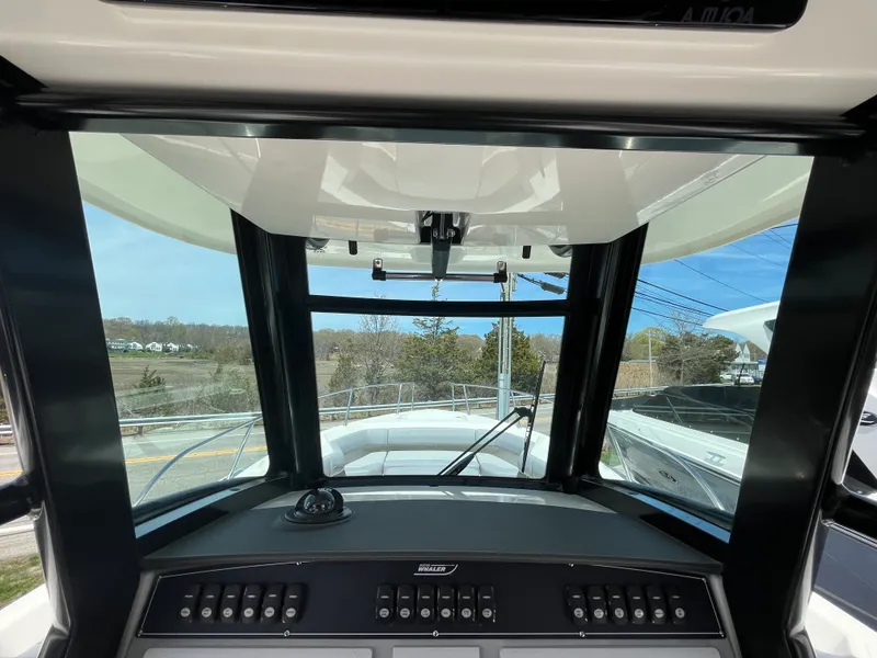 Slide: The Image of Boston Whaler 280 Outrage 2026 - 16