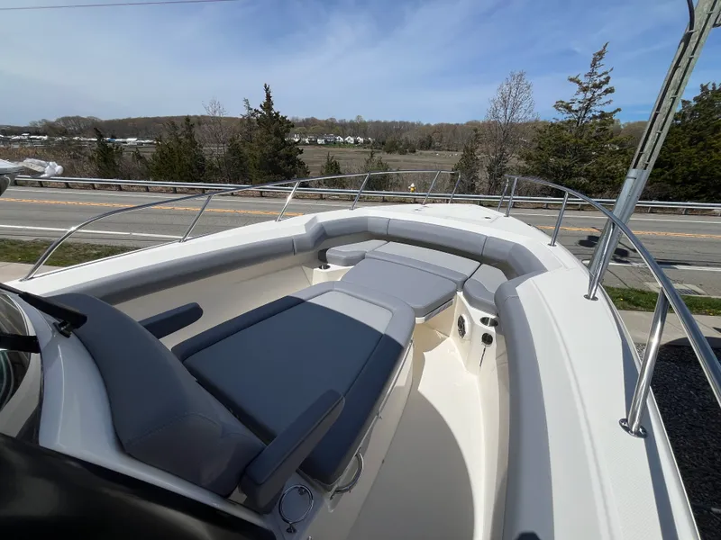 Slide: The Image of Boston Whaler 280 Outrage 2026 - 18