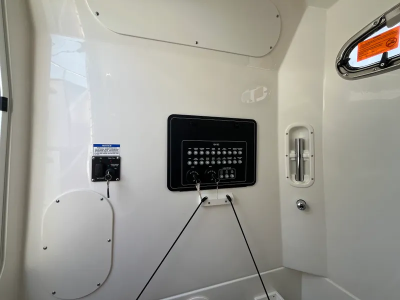 Slide: The Image of Boston Whaler 280 Outrage 2026 - 28