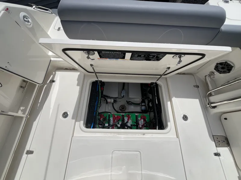 Slide: The Image of Boston Whaler 280 Outrage 2026 - 29