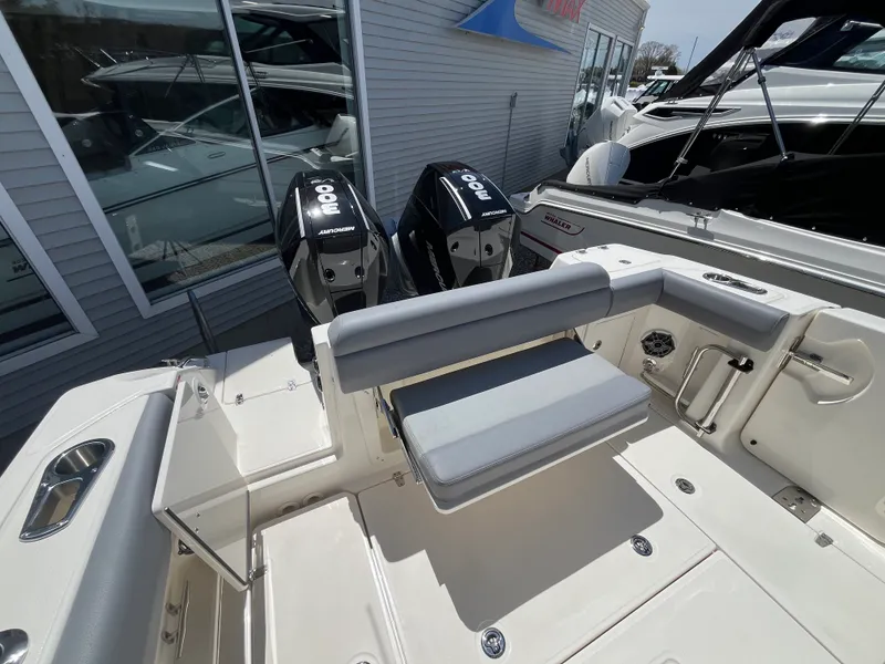 Slide: The Image of Boston Whaler 280 Outrage 2026 - 4