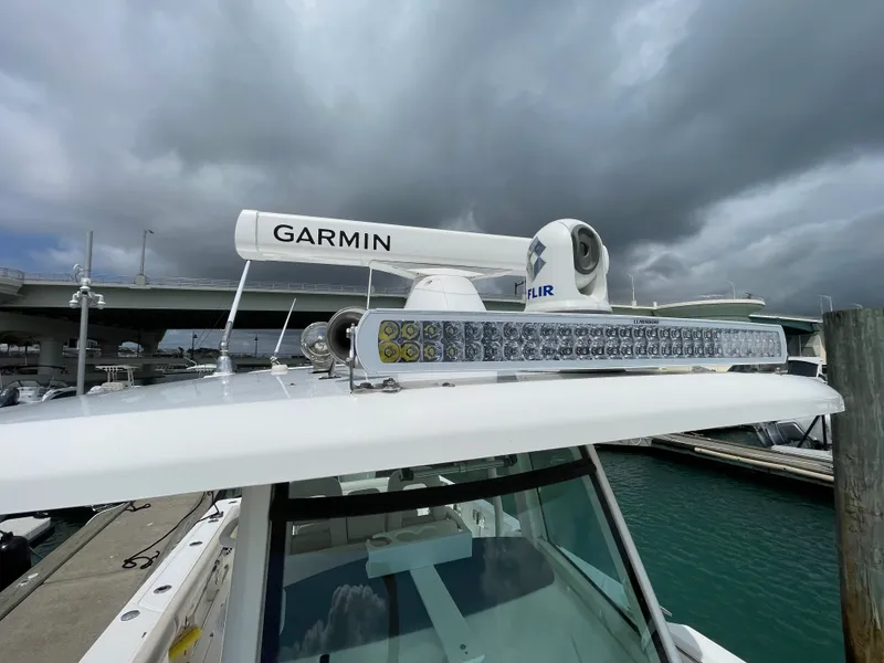 Slide: The Image of Boston Whaler 330 OUTRAGE 2017 - 12