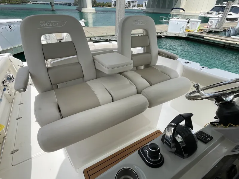 Slide: The Image of Boston Whaler 330 OUTRAGE 2017 - 13