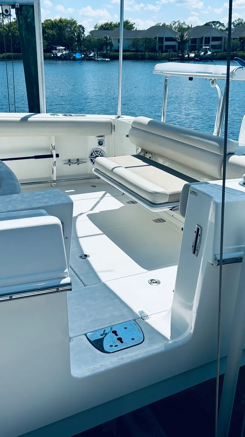 Slide: The Image of Boston Whaler 330 OUTRAGE 2017 - 17