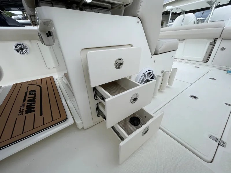 Slide: The Image of Boston Whaler 330 OUTRAGE 2017 - 18