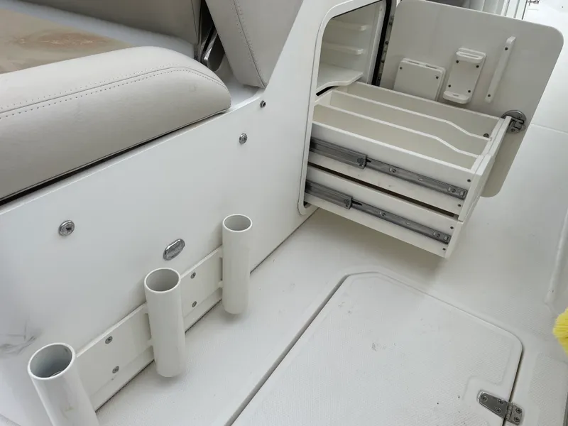 Slide: The Image of Boston Whaler 330 OUTRAGE 2017 - 19