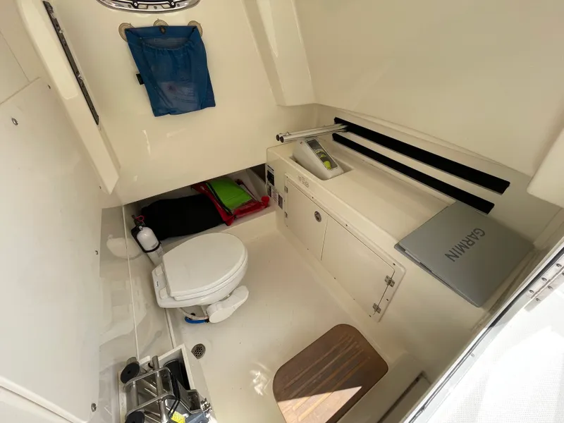 Slide: The Image of Boston Whaler 330 OUTRAGE 2017 - 23