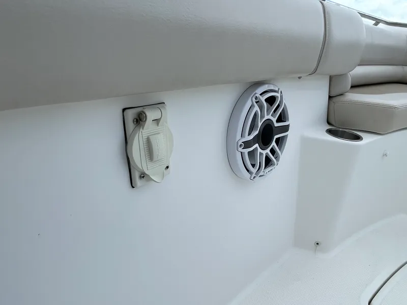 Slide: The Image of Boston Whaler 330 OUTRAGE 2017 - 26