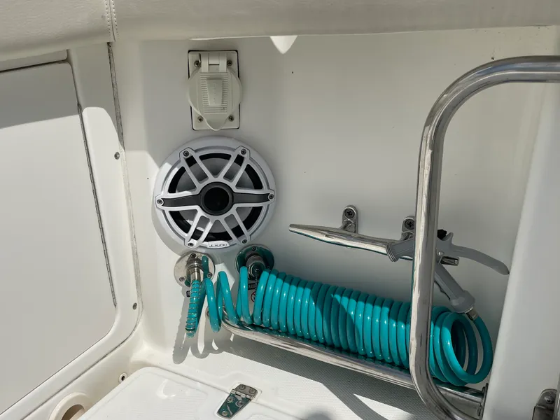 Slide: The Image of Boston Whaler 330 OUTRAGE 2017 - 27