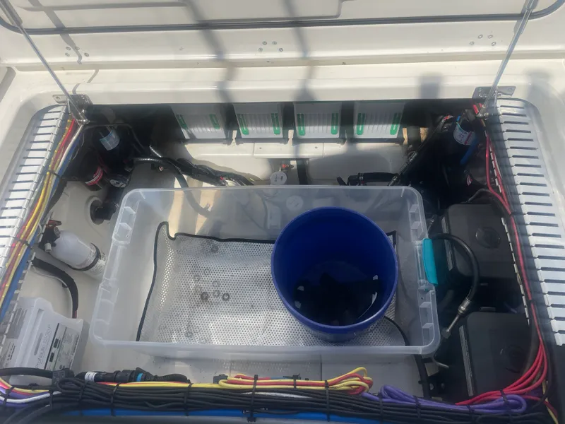 Slide: The Image of Boston Whaler 330 OUTRAGE 2017 - 28