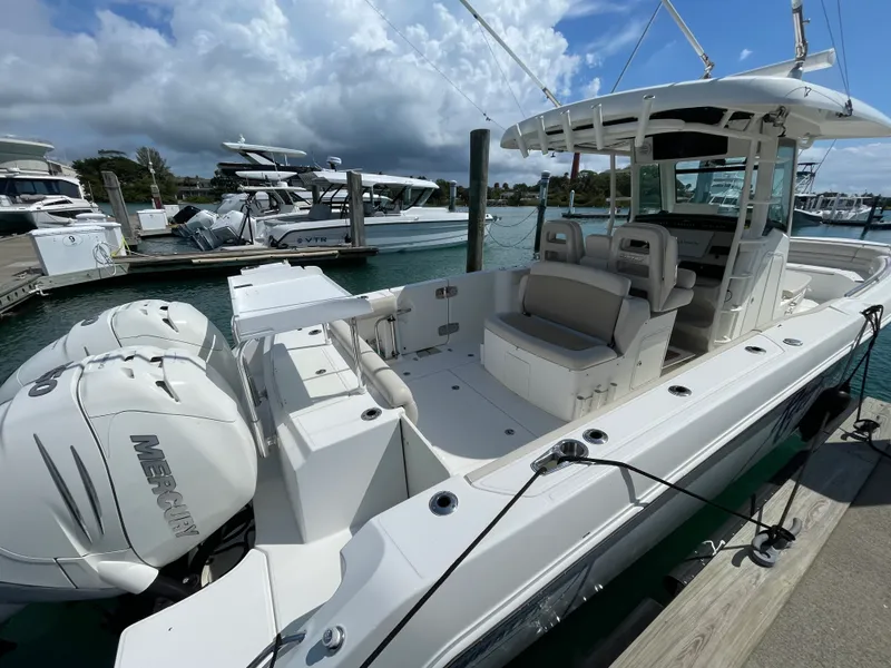 Slide: The Image of Boston Whaler 330 OUTRAGE 2017 - 5