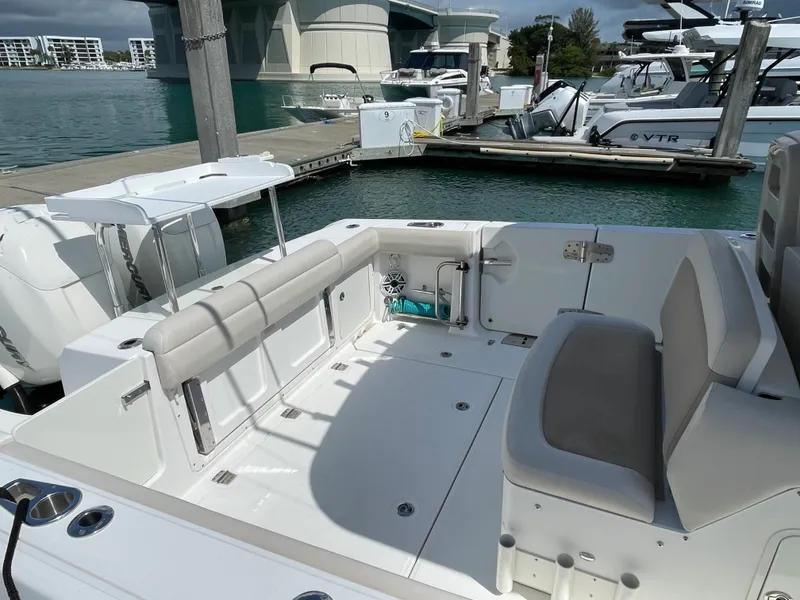Slide: The Image of Boston Whaler 330 OUTRAGE 2017 - 6