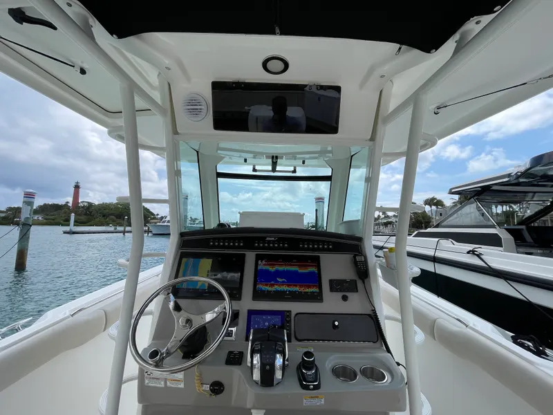 Slide: The Image of Boston Whaler 330 OUTRAGE 2017 - 7