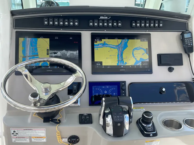 Slide: The Image of Boston Whaler 330 OUTRAGE 2017 - 8