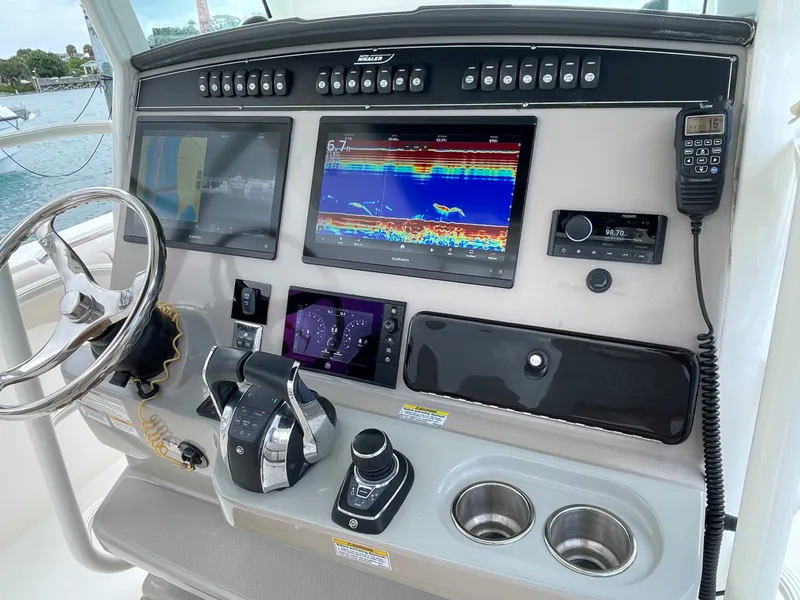 Slide: The Image of Boston Whaler 330 OUTRAGE 2017 - 9