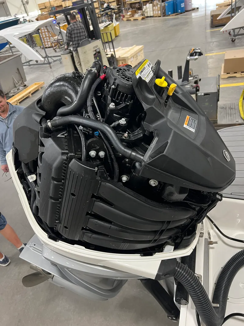 Slide: The Image of Sea Ray SLX 260 Outboard 2024 - 39