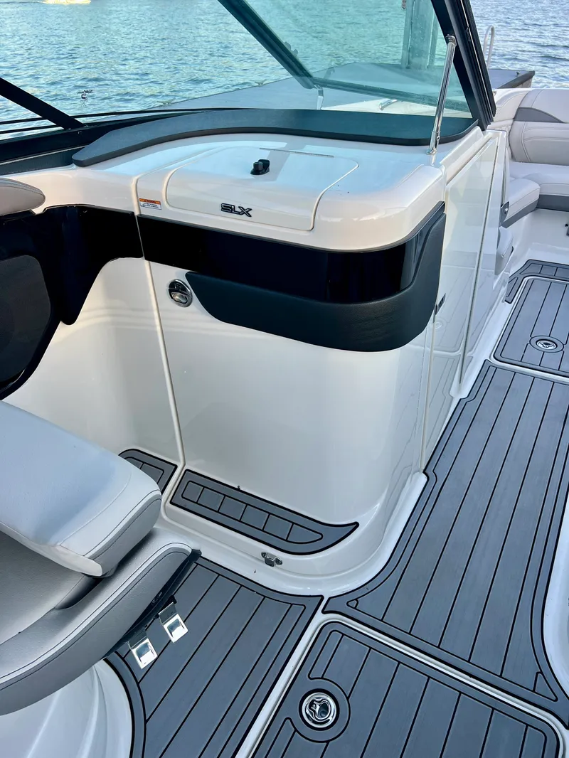 Slide: The Image of Sea Ray SLX 260 Outboard 2024 - 18