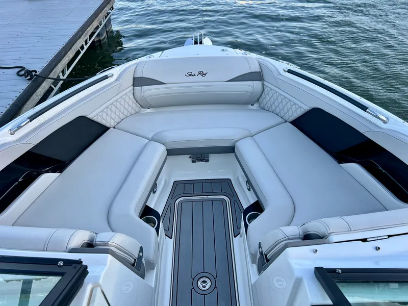 Slide: The Image of Sea Ray SLX 260 Outboard 2024 - 17