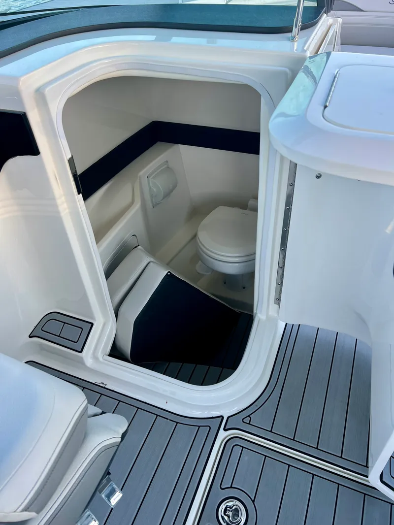 Slide: The Image of Sea Ray SLX 260 Outboard 2024 - 19