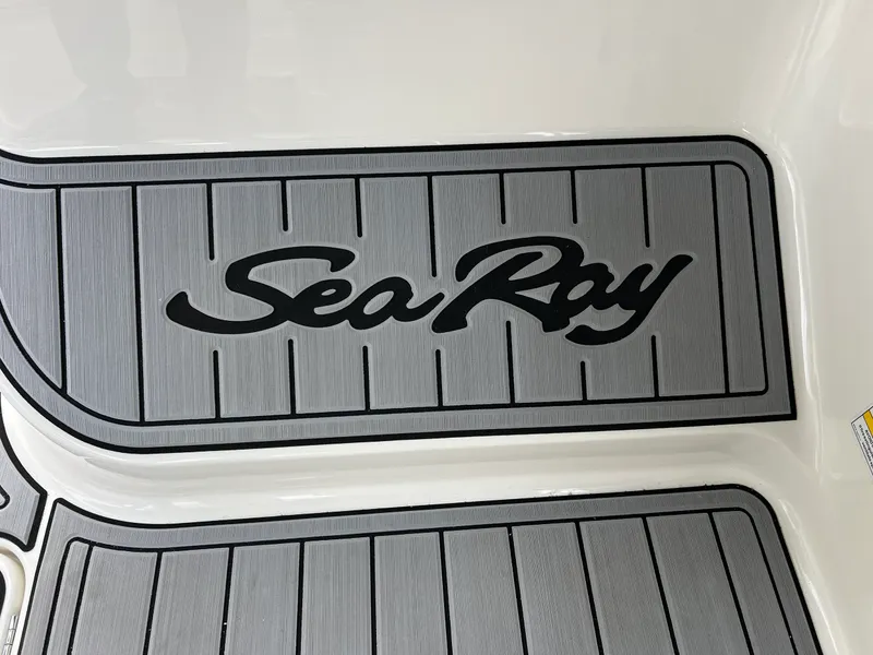 Slide: The Image of Sea Ray SLX 260 Outboard 2024 - 29