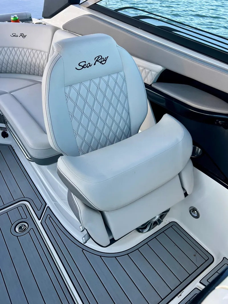 Slide: The Image of Sea Ray SLX 260 Outboard 2024 - 16