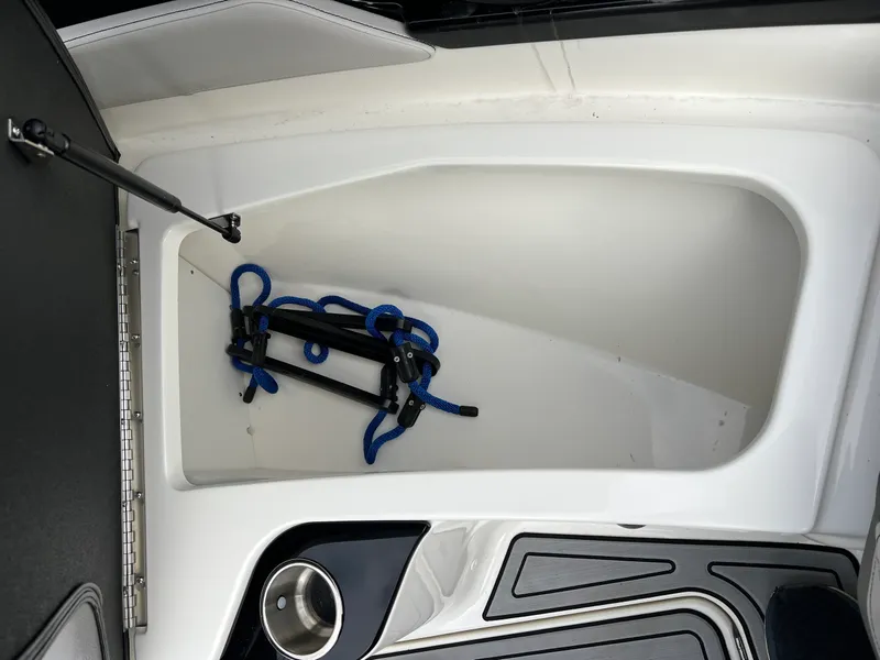 Slide: The Image of Sea Ray SLX 260 Outboard 2024 - 26