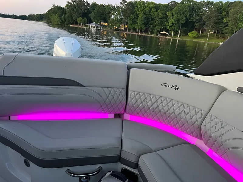 Slide: The Image of Sea Ray SLX 260 Outboard 2024 - 31