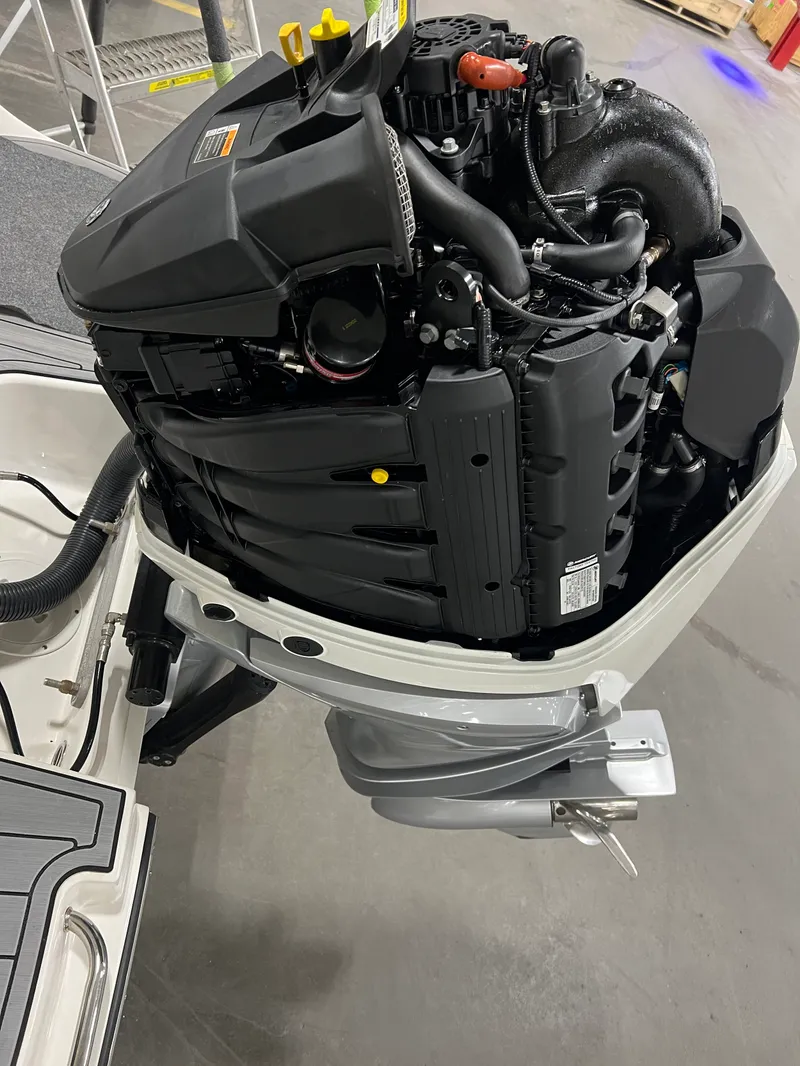 Slide: The Image of Sea Ray SLX 260 Outboard 2024 - 38