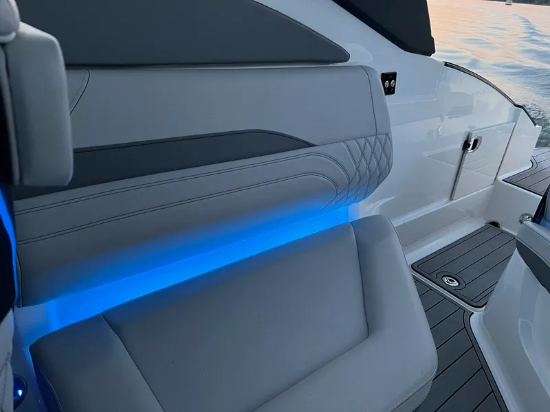 Slide: The Image of Sea Ray SLX 260 Outboard 2024 - 30