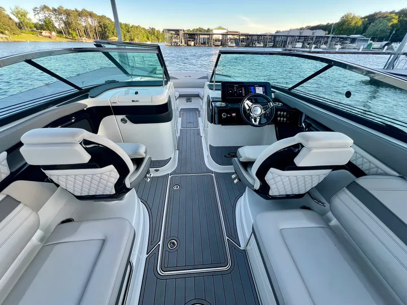 Slide: The Image of Sea Ray SLX 260 Outboard 2024 - 13