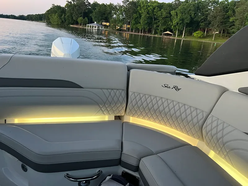 Slide: The Image of Sea Ray SLX 260 Outboard 2024 - 32