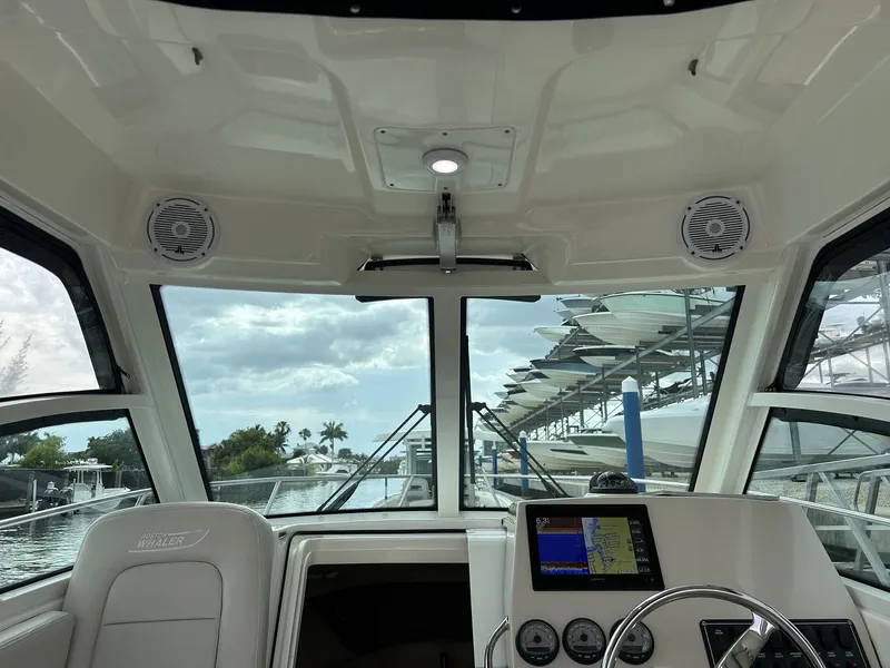 Slide: The Image of Boston Whaler 285 CONQUEST 2019 - 25