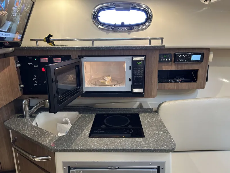 Slide: The Image of Boston Whaler 285 CONQUEST 2019 - 32