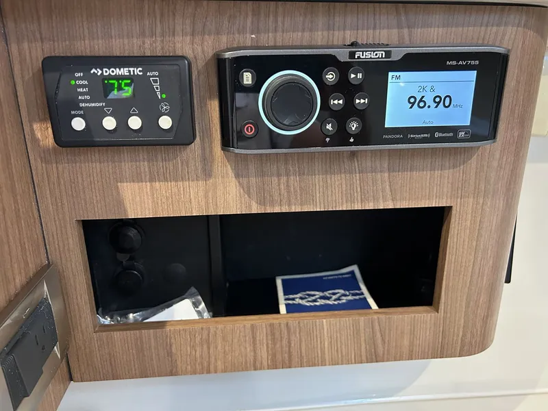 Slide: The Image of Boston Whaler 285 CONQUEST 2019 - 40