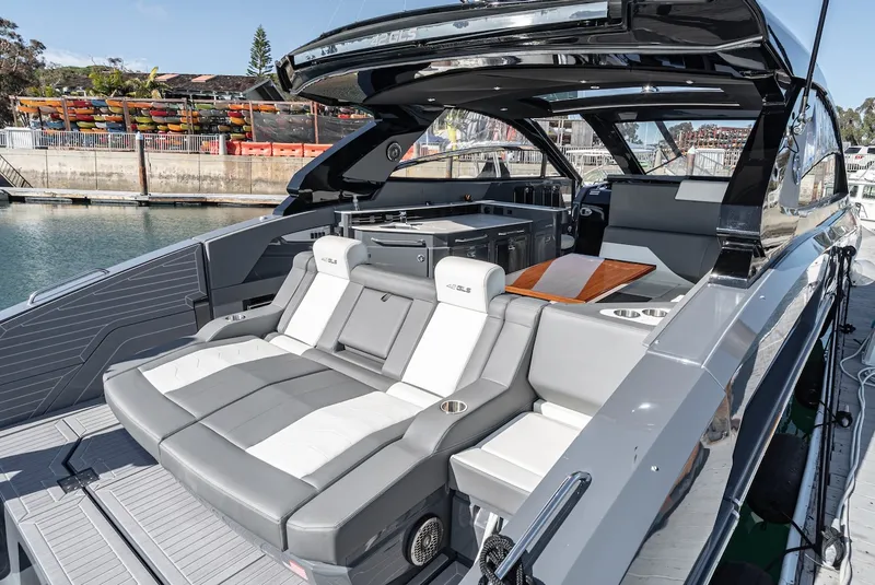 Slide: The Image of Cruisers 42 GLS 2023 - 10