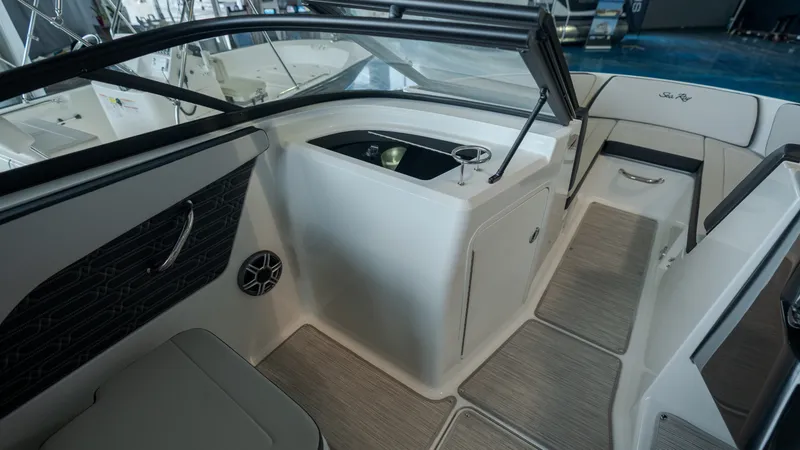 Slide: The Image of Sea Ray SPX 210 Outboard 2026 - 19