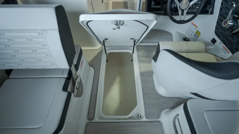 Slide: The Image of Sea Ray SPX 210 Outboard 2026 - 22