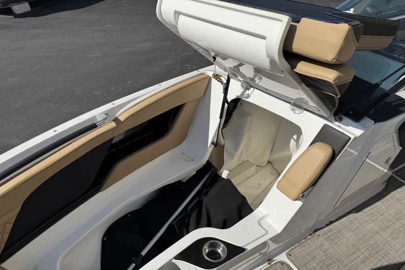 Slide: The Image of Sea Ray 260 SLX/OB 2023 - 17