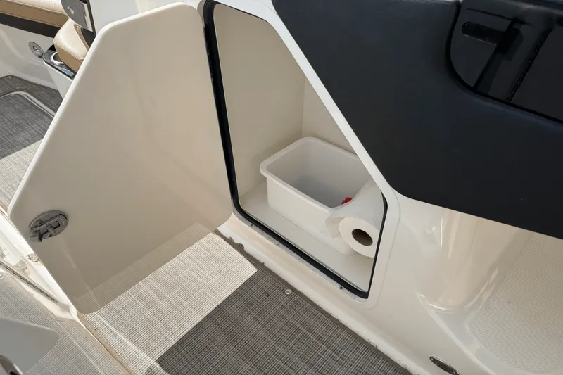 Slide: The Image of Sea Ray 260 SLX/OB 2023 - 29