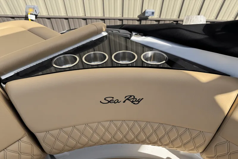 Slide: The Image of Sea Ray 260 SLX/OB 2023 - 38