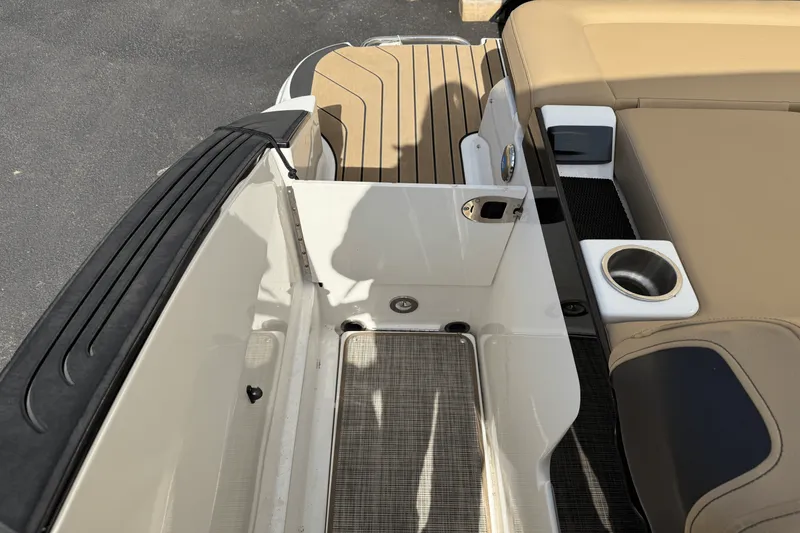 Slide: The Image of Sea Ray 260 SLX/OB 2023 - 40