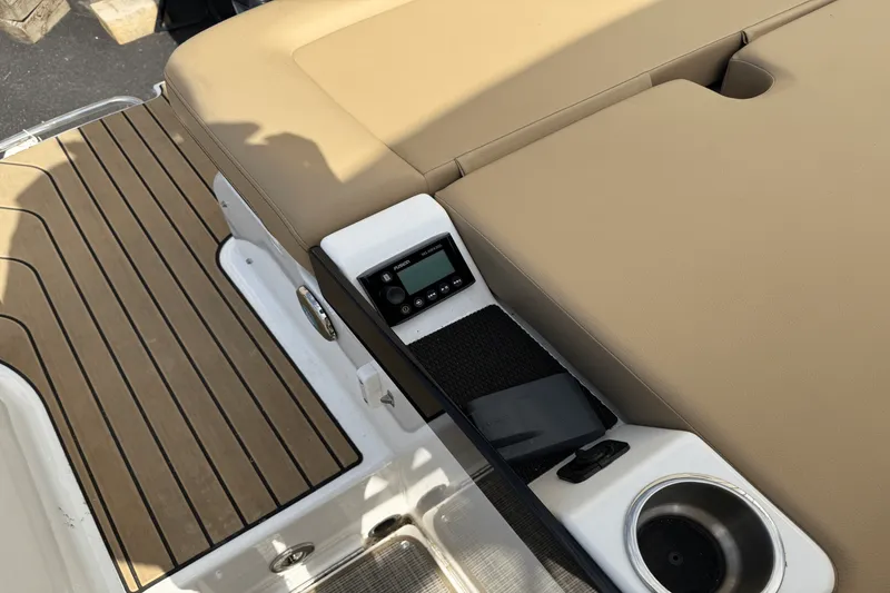 Slide: The Image of Sea Ray 260 SLX/OB 2023 - 41