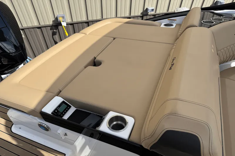 Slide: The Image of Sea Ray 260 SLX/OB 2023 - 42