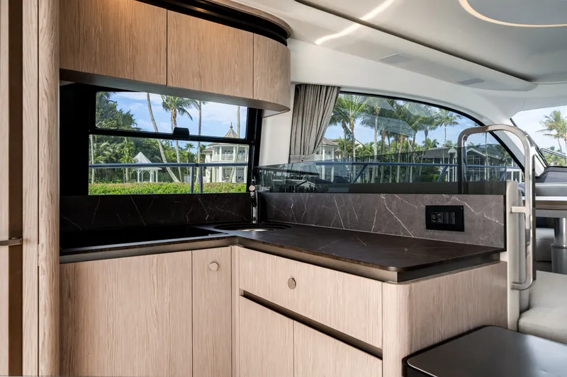 Slide: The Image of Azimut 53 FLY 2024 - 14