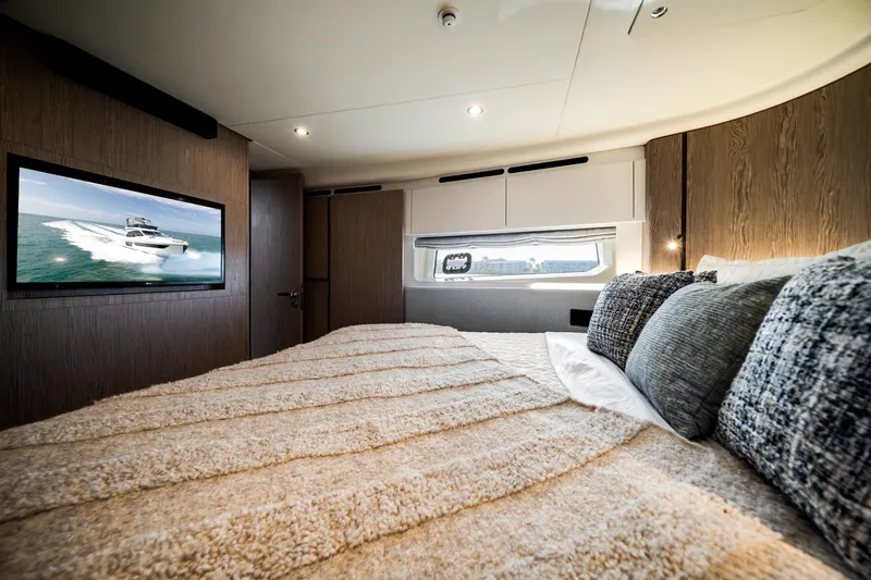 Slide: The Image of Azimut 53 FLY 2024 - 25